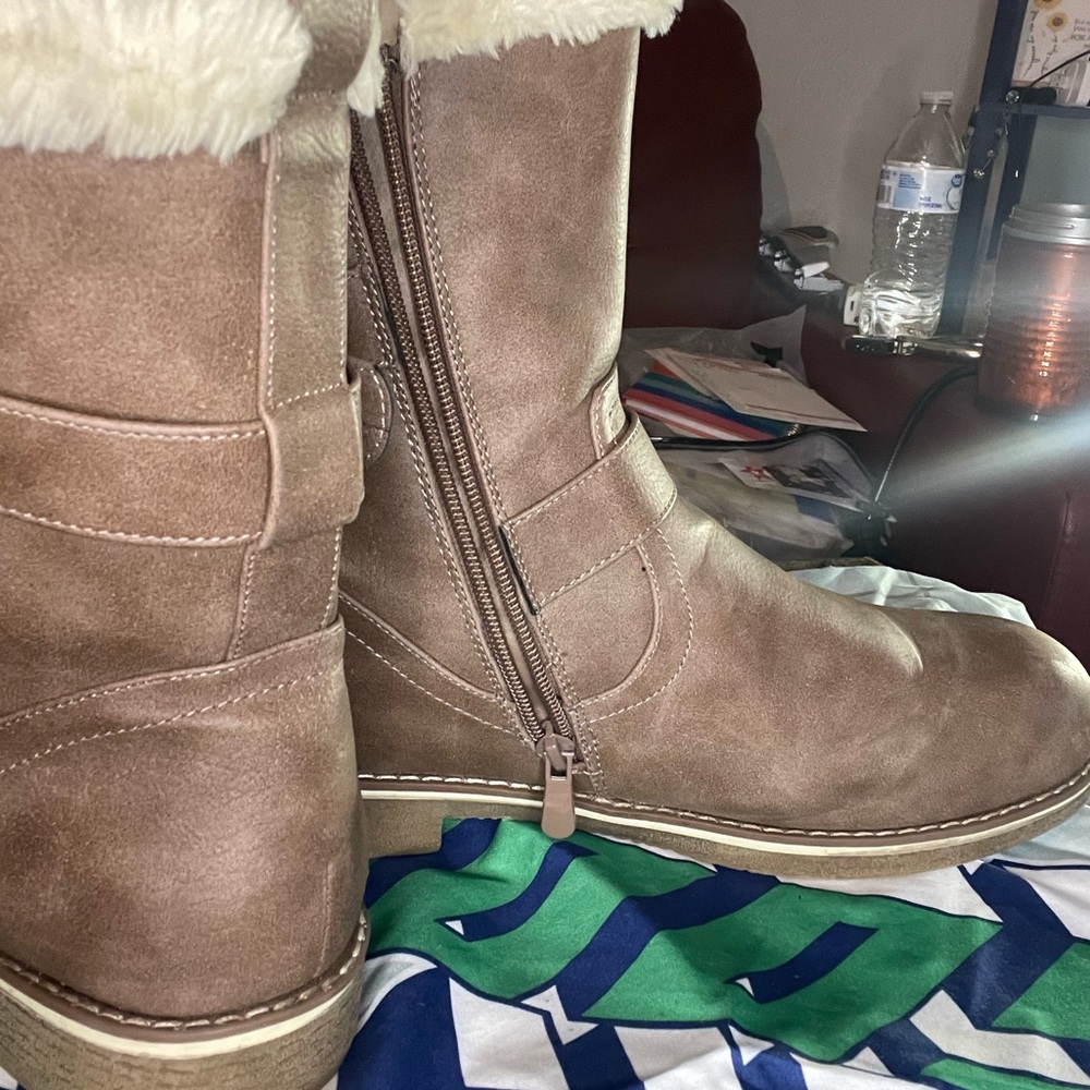 Women’s boot.. insulated sturdy leater and strong heel for icy weather,snow